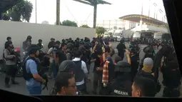 Proses penyerahan diri para narapidana terorisme Rumah Tahanan Cabang Salemba di Mako Brimob Kelapa Dua, Depok, Kamis (10/5). Sebanyak 155 narapidana terorisme menyatakan menyerah tanpa syarat kepada pihak aparat kepolisian. (Liputan6.com/HO/Polri)