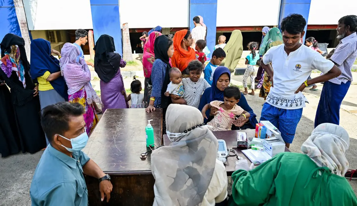Pelayanan kesehatan itu merupakan salah satu bentuk kerja sama dengan International Organization for Migration (IOM), yang mendelegasikan kepada tim medis Rumah Sakit Pendidikan Universitas Syiah Kuala untuk melakukan pemeriksaan kesehatan pengungsi etnis Rohingya. (CHAIDEER MAHYUDDIN/AFP)