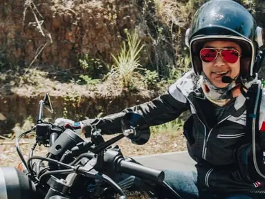 Prisia Nasution atau akrab disapa Phia ini mempunyai hobi mengendarai motor gede yang biasanya didominasi kaum pria. (Liputan6.com/IG/@prisia)