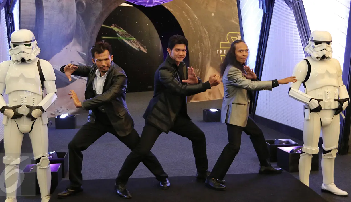 Iko Uwais, Yayan Ruhian dan Cecep Arif Rahman jelang premier film Star Wars The Force Awakens di XXI Senayan City, Jakarta, Selasa (15/12/2015). Tiga aktor Indonesia tersebut ikut memerankan  film seri Star Wars yang ke-7. (Liputan6.com/Angga Yuniar)