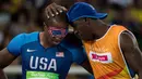 Atlet AS, David Brown (kiri) merayakan medali emas bersama pemandunya, Avery Jerome cabang lari 100m - T11 Final putra di Olympic Stadium, pada ajang Paralimpik Games 2016, Rio de Janeiro, Brasil,(10/9/2016. (AFP/OIS/IOC/Thomas Lovelock for OIS/IOC)