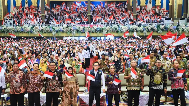 Adhy Karyono menyerahkan SK pengangkatan PPPK Pemprov Jatim kepada 7.201 orang hasil rekrutmen 2023. (Istimewa)