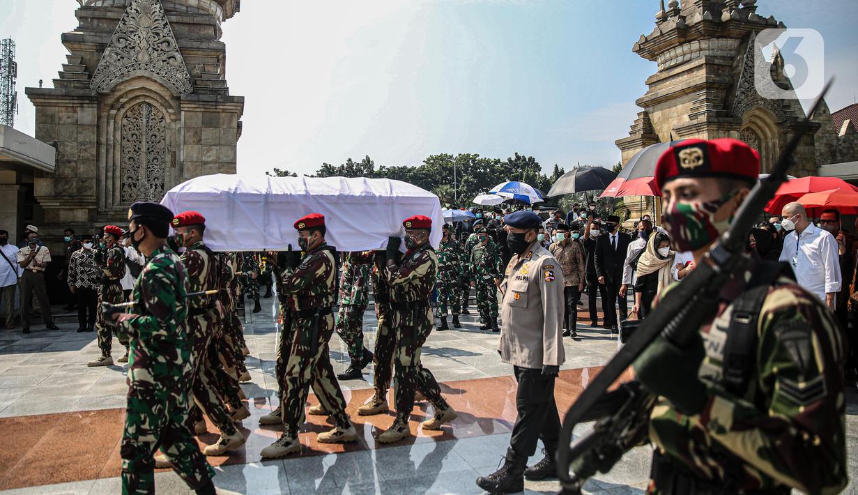 Personel TNI mengusung  jenazah mantan KSAD Jenderal TNI (Purn) Pramono Edhie Wibowo saat pemakaman di Taman Makam Pahlawan Kalibata, Jakarta, Minggu (14/6/2020). Pemakaman Pramono Edhie Wibowo dilaksanakan secara militer. (Liputan6.com/Faizal Fanani)