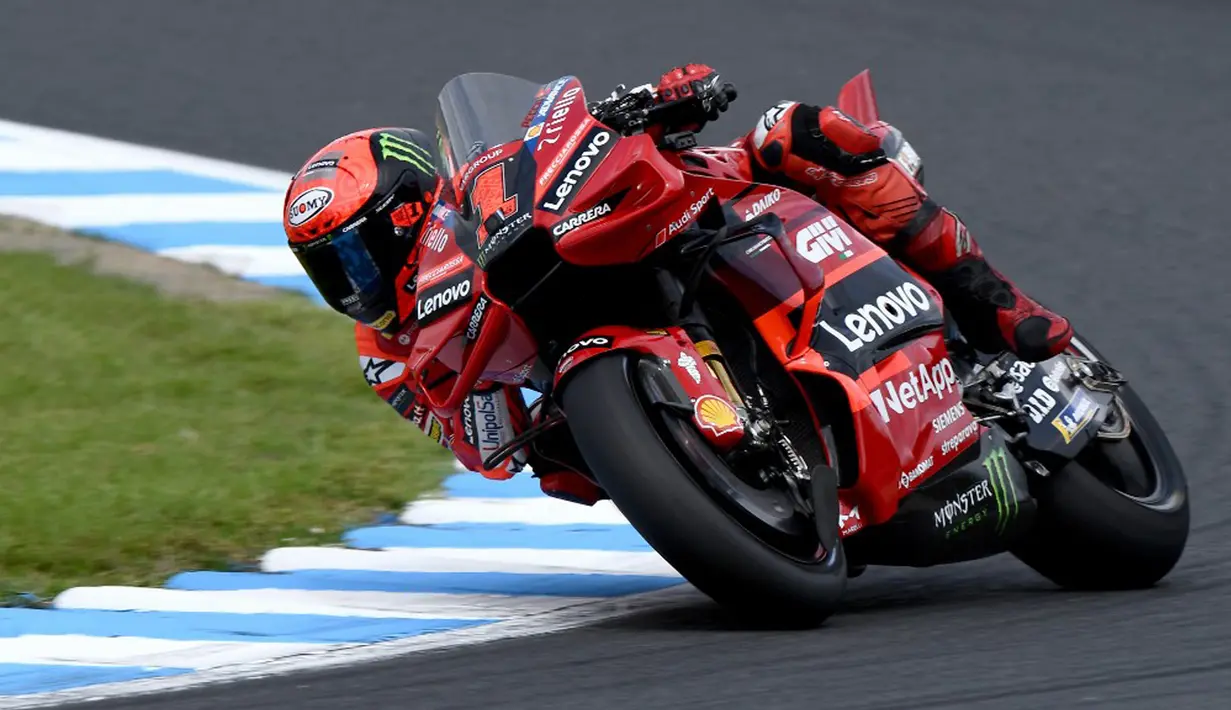 Adapun pada posisi kedua, Francesco Bagnaia menyusul dengan catatan waktu 1 menit 43,369 detik atau berselisih 0.171 detik dari Martin. (Toshifumi KITAMURA/AFP)