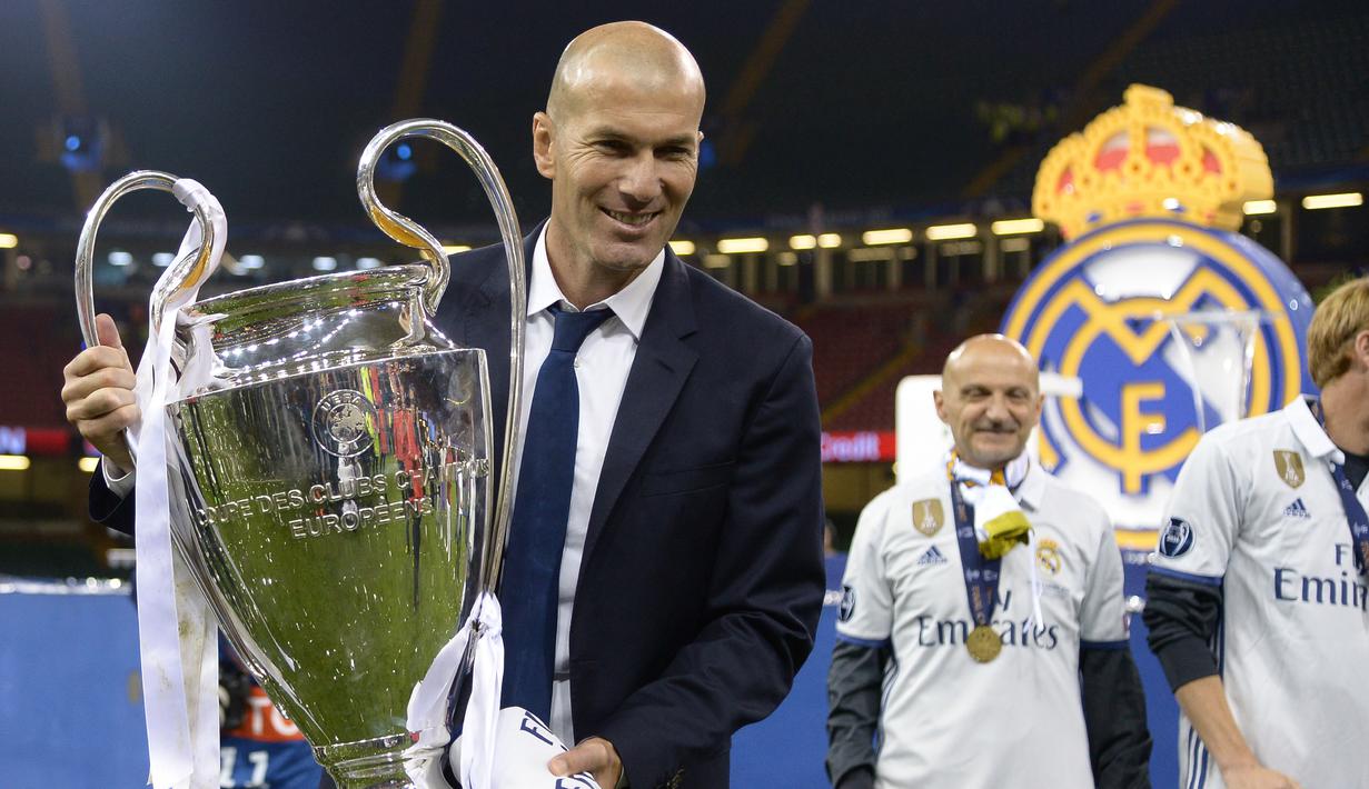 Zidane dan trofi Liga Champions 2017 usai kalahkan Juventus pada final di The Principality Stadium, Cardiff, (3/6/2017). Zinedine Zidane mundur dari kursi pelatih Madrid setelah meraih trofi Liga Champions tiga kali. (AFP/Filippo Monteforte)