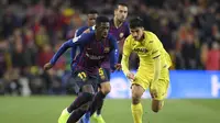 Penyerang Barcelona, Ousmane Dembele beraksi melewati pemain Villareal pada laga lanjutan La Liga Spanyol yang berlangsung di stadion, Camp Nou, Spanyol, Senin (3/12). Barcelona menang 2-0 atas Villareal. (AFP/Lluis Gene)