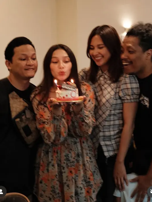Terlihat ulang tahun pun dirayakan sederhana bersama suami masing-masing. Meski sederhana namun terkesan hangat dan berkesan. [@indahpermatas]