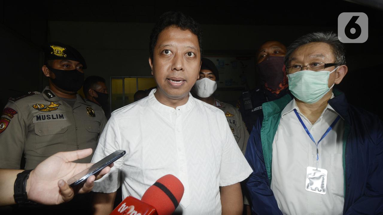 FOTO: Ekspresi Romahurmuziy Bebas dari Rumah Tahanan KPK