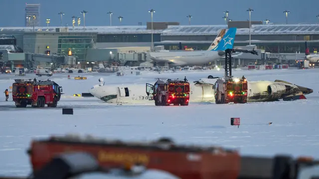 Pengakuan Penumpang Pesawat Delta Air Lines yang Terbalik dan Terbakar di Bandara Toronto Kanada: Kami Tergantung Seperti Kelelawar
