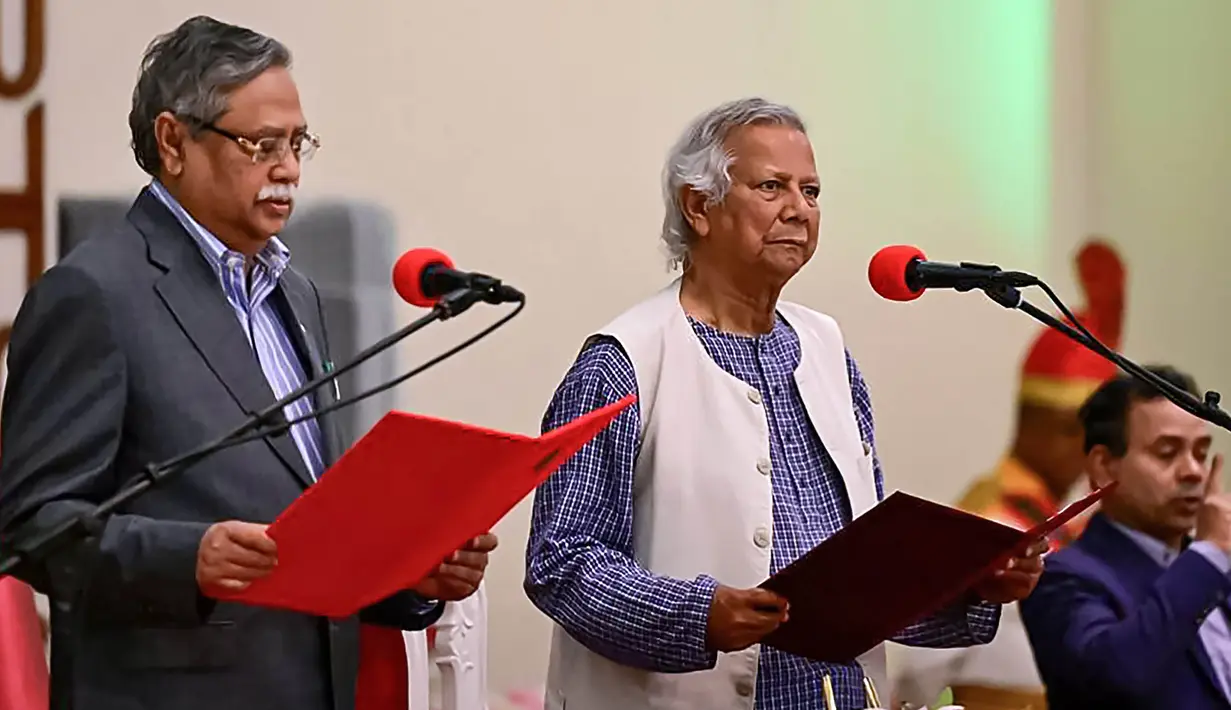Muhammad Yunus dilantik langsung oleh Presiden Bangladesh Mohammed Shahabuddin. (MUNIR UZ ZAMAN/AFP)