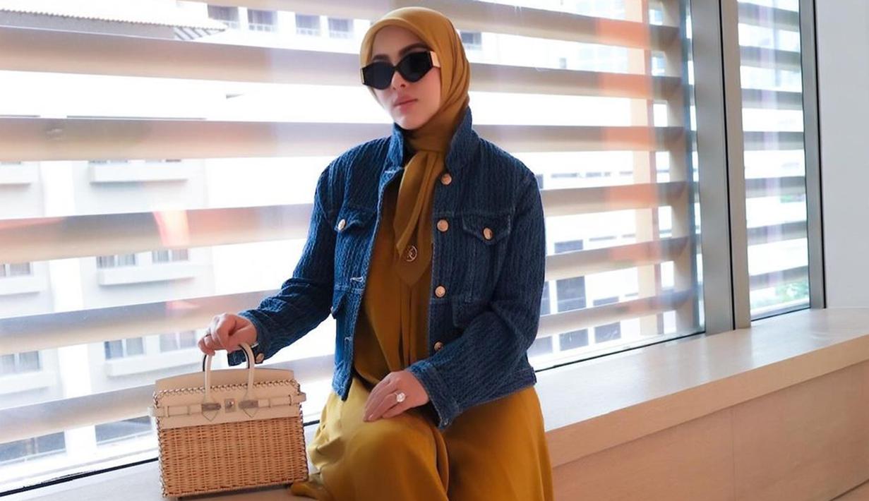 Salah satu sahabat yang juga seorang MUA, Bennu Sorumba, mengomentari unggahan Syahrini dengan menyebutnya bumil. Selain itu, komentar lain juga banyak mengucap seruan doa agar Syahrini selalu sehat. Dari situ, beredar lah kabar bahwa Syahrini sedang hamil anak pertama. (Liputan6.com/IG/@princessyahrini)