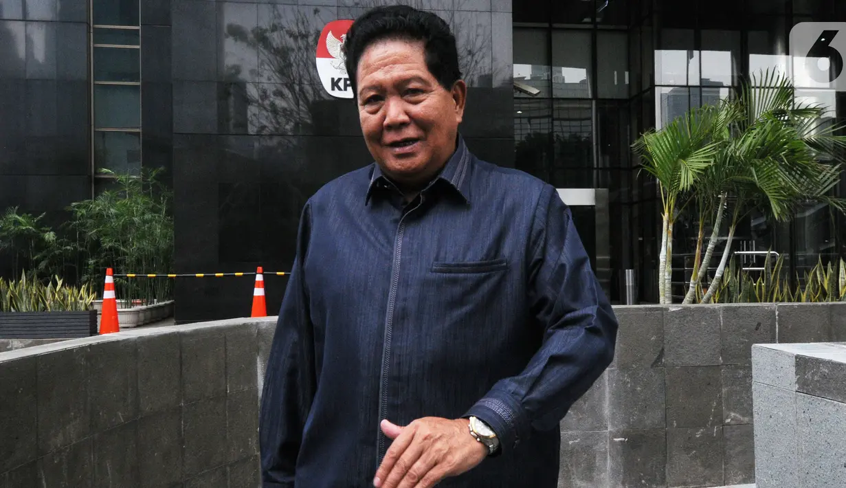 Ketua Fraksi Partai Demokrat DPRD Provinsi Jambi, Nasri Umar keluar dari gedung KPK untuk rehat dan melaksanakan salat Jumat saat jeda pemeriksaan di Jakarta, Jumat (18/10/2019). Nasri Umar sebagai saksi untuk tersangka Ketua Fraksi Gerindra di DPRD Jambi, Muhammadiyah. (merdeka.com/Dwi Narwoko)