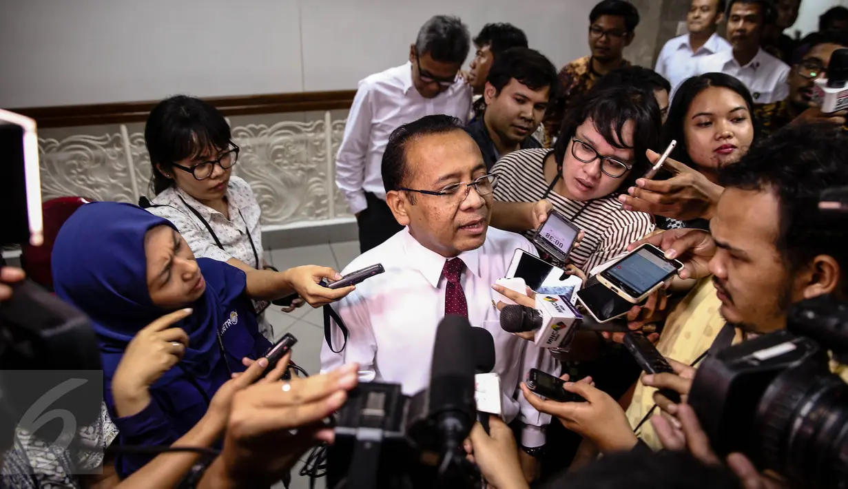 Menteri Sekretaris Negara, Pratikno (tengah) saat menjawab pertanyaan wartawan di Kantor Presidenan, Jakarta, Senin (15/8). Pemberhentian Arcandra Tahar tersebut persoalan kepemilikan paspor AS. (Liputan6.com/Faizal Fanani)