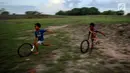 Anak-anak di desa Waimarang melakukan permainan tradisional. Permainan tradisional anak-anak di desa Waimarang menjadikan mereka anak-anak yang kreatif karena menciptakan alat permainan dari barang-barang di desa tersebut. (Liputan6.com/Johan Tallo)