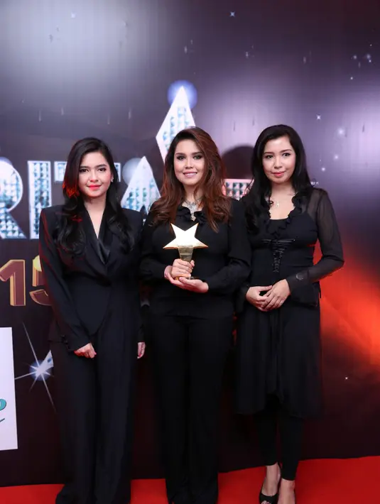 Ketika lagu ‘Ayah’ diputar di suatu acara atau apapun, bahkan selama ayah mereka masih hidup mereka mengaku tak ingin mendengarnya. (Andy Masela/Bintang.com)