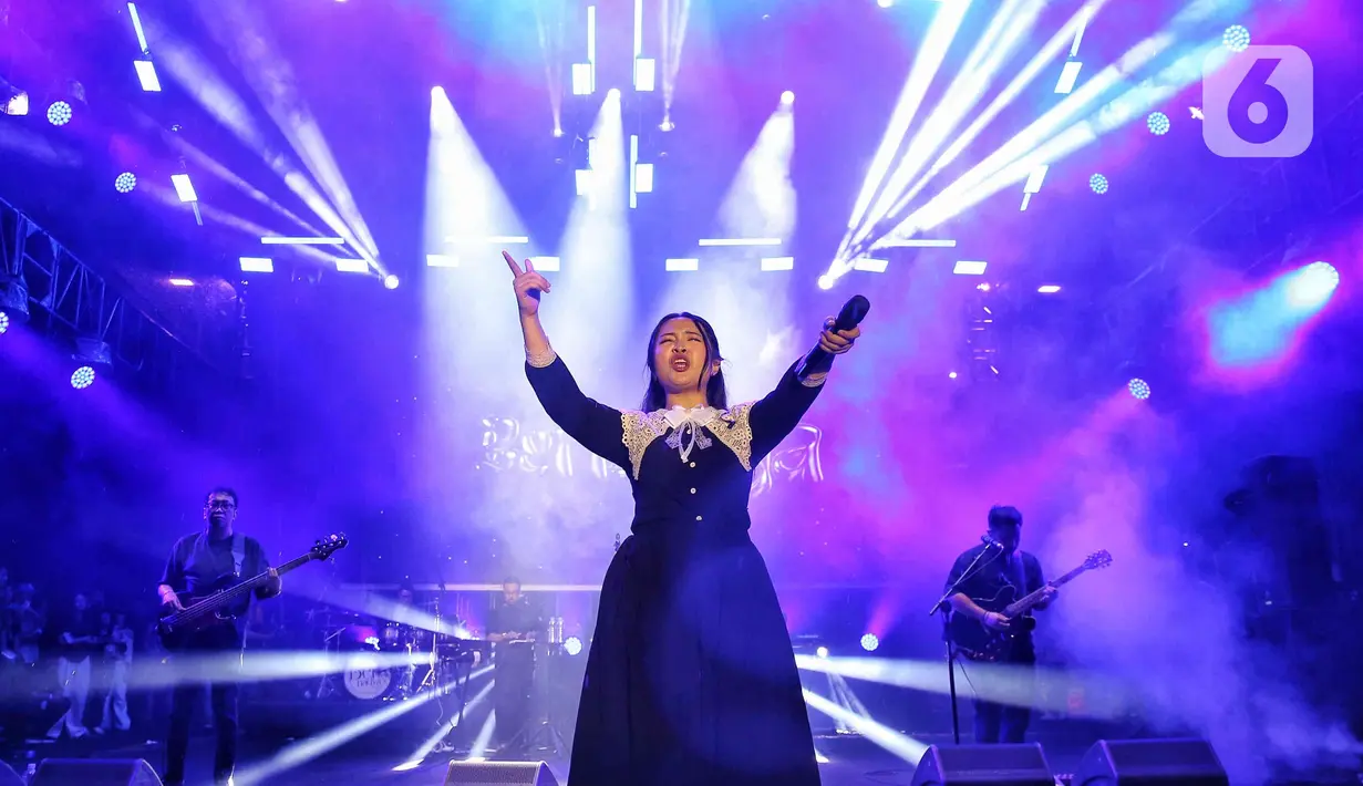Penyanyi Bernadya saat memeriahkan KapanLagi Buka Bareng BRI Festival 2025 di Plaza Parkir Timur Gelora Bung Karno, Senayan, Jakarta, Sabtu (15/3/2025). (Liputan6.com/Angga Yuniar)