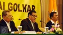 Ketua Mahkamah Partai Golkar, Muladi (tengah) membacakan putusan sidang mahkamah Partai Golkar di Jakarta, Jumat (15/1/2016). Sidang memutuskan untuk membentuk tim transisi untuk rekonsiliasi total melalui munas. (Liputan6.com/Helmi Fithriansyah)
