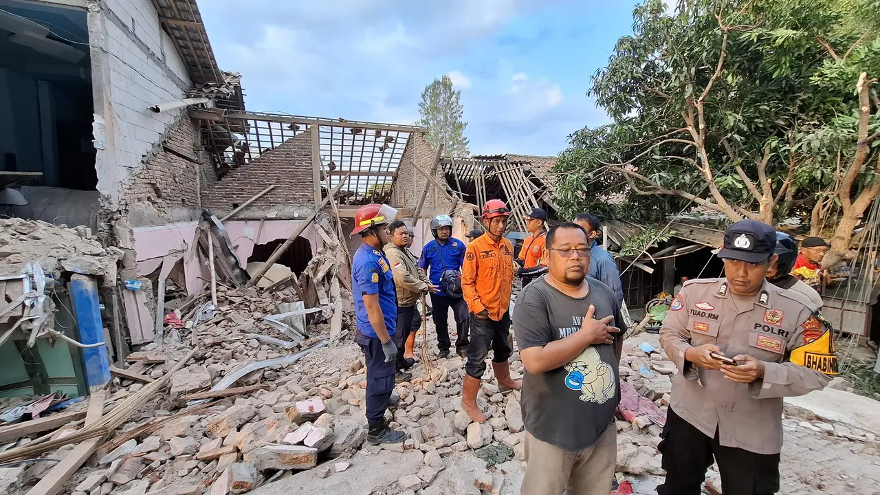 Gedung badminton di Bumiayu roboh