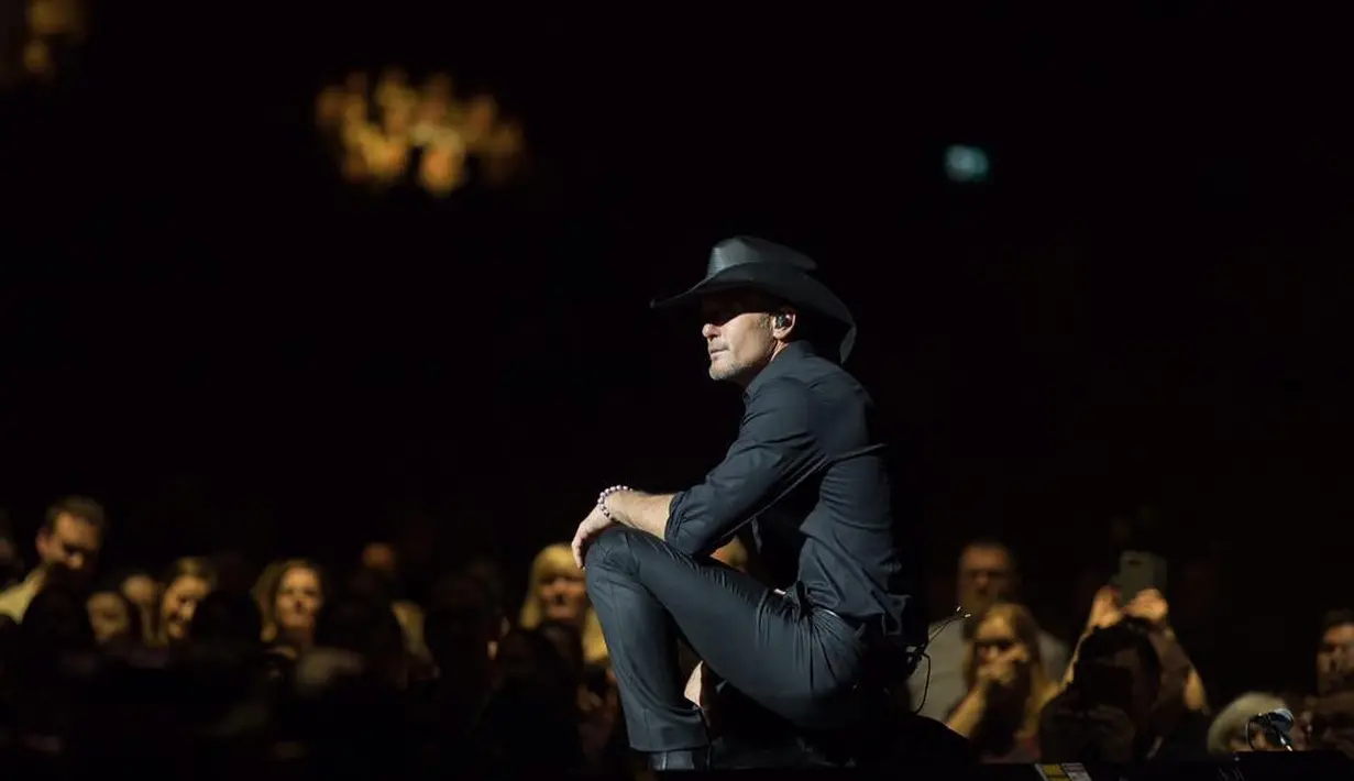 Tim McGraw tumbag saat konsernya di Dublin, Ireland, beberapa waktu lalu karena dehidrasi. (instagram/thetimmcgraw)