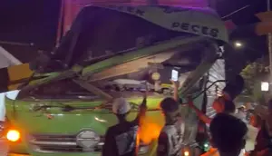 Detik-Detik Truk Terobos Portal di Banyuwangi, 2 Orang Luka-luka