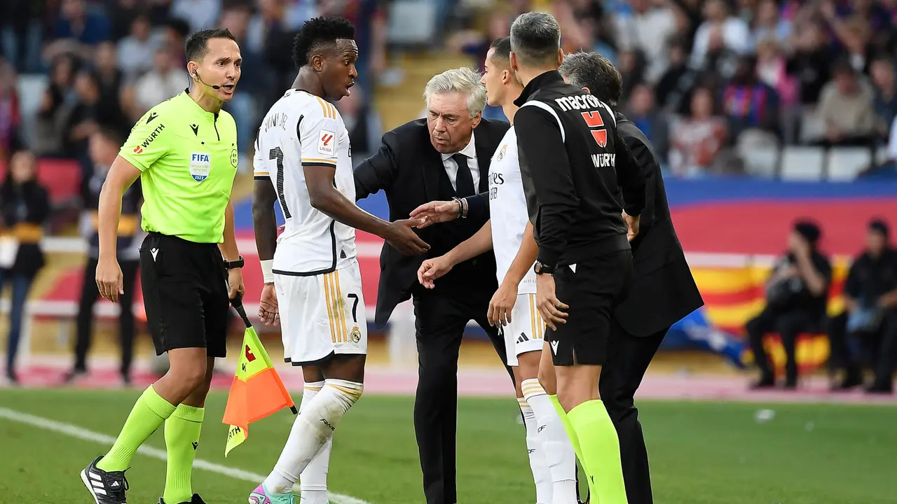 Foto: Momen Vinicius Jr Ditarik Paksa Keluar Lapangan oleh Don Carlo saat Laga El Clasico
