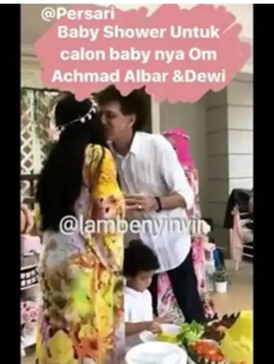 Ribuan likes membanjiri akun instagram artis senior tersebut. Begitu juga doa dari para netizen untuk pasangan yang terpaut usia hingga 46 tahun itu. (Instagram)