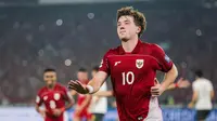 Pemain Timnas Indonesia, Ole Romeny, melakukan selebrasi setelah mencetak gol ke gawang China melalui eksekusi penalti dalam laga lanjutan putaran ketiga Kualifikasi Piala Dunia 2026 di Stadion Utama Gelora Bung Karno (SUGBK), Senayan, Jakarta, Selasa (05/06/2025). (Bola.com/Bagaskara Lazuardi)