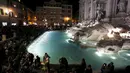 Pengunjung menghadiri peresmian air mancur Trevi Fountain setelah ditutup untuk renovasi, Roma, Selasa (3/11). Renovasi digagas oleh salah satu brand fashion Italia, Fendi, dengan biaya sebesar 2,2 juta Euro (Rp 32 m). (REUTERS/Alessandro Bianchi)