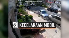 Kecelakaan lalu lintas terjadi di Queens, New York. Sebuah mobil dengan kecepatan tinggi menabrak mobil lain yang sedang parkir di pinggir jalan.