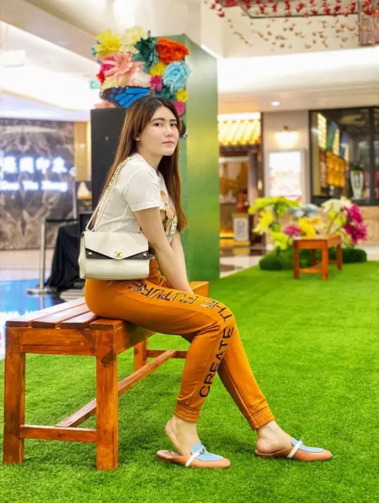 Berawal dari mengunggah foto saat duduk di bangku SMP, Via pun kembali menjadi pembicaraan publik. Fotonya tersebut memperlihatkan Via dengan hijab putih yang dikenakan dan foto itu terpajang di kartu pelajarnya. (Instagram/viavallen)