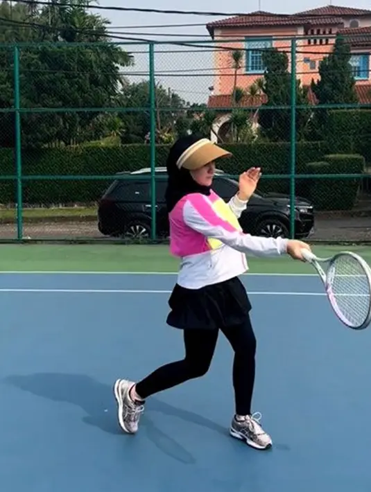 Gaya Irish Bella saat tenis selalu curi perhatian. Pesinetron hits Tanah Air selalu memakai outfit yang kece ketika bermain tenis. Gaya kece dari Irish ini berhasil banjir pujian dari warganet. (Liputan6.com/IG/_irishbella_)