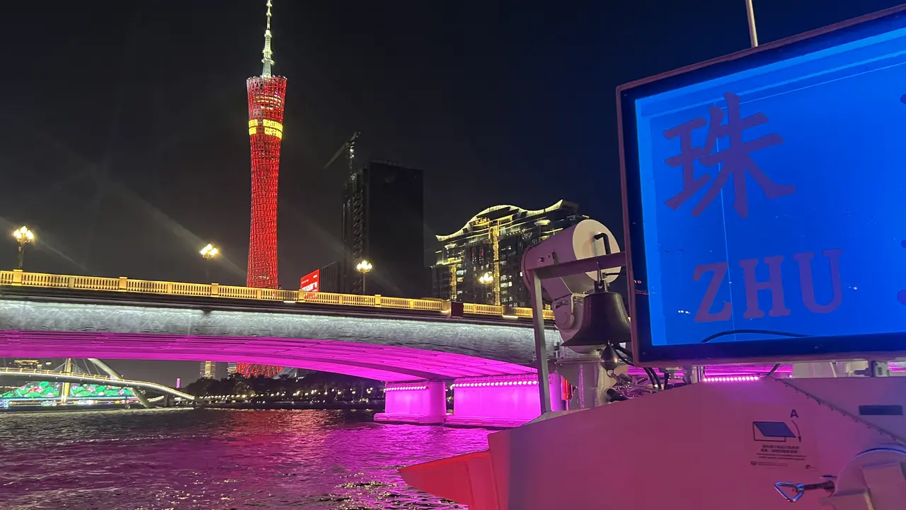 Pelayaran malam night cruise di Sungai Mutiara (Zhujiang) Guangzhou, Cina (Liputan6.com/Delvira Hutabarat)