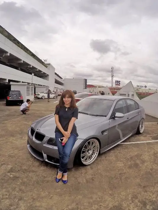 Ashrida Dwi sayang banget sama mobil BMW berwarna abu-abu gelap ini. Ups, jangan salah fokus sama pria di belakang ya! :D (instagram.com/ashridadwi)