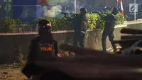 Polisi menembakkan gas air mata untuk memecah konsentrasi massa Aksi 22 Mei saat terjadi bentrok di depan gedung Bawaslu, Jalan MH Thamrin, Jakarta, Rabu (22/5/2019). Aksi unjuk rasa yang dimotori GNKR berakhir ricuh. (Liputan6.com/Immanuel Antonius)