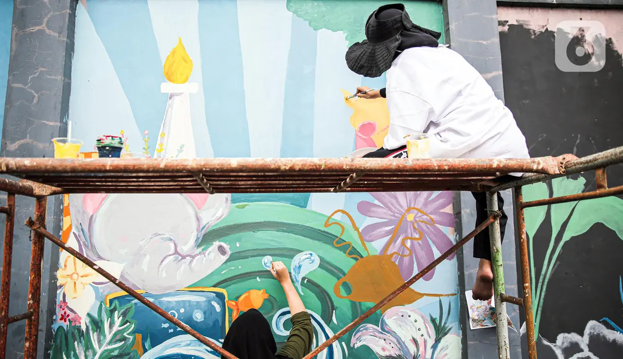 Seniman menyelesaikan pembuatan mural di kawasan Ragunan, Jakarta, Kamis (29/9/2022). Mural-mural tersebut menceritakan Jakarta sebagai Ibu Kota dengan berbagai latar belakang masyarakat yang mencintai alam. (Liputan6.com/Faizal Fanani)