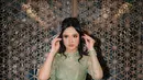 Lyodra tampil dengan kebaya hijau modifikasi dengan siluet kebaya brokat memiliki kerah tinggi dengan aksen selendang. Dipadukan bawahan kain batik warna hijau. [@lyodraofficial]