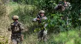 Prajurit Marinir Amerika Serikat (AS) mengamankan posisi saat latihan patroli sebagai bagian dari latihan militer bersama Super Garuda Shield di Bhumi Marinir Karangpilang, Surabaya, Selasa 27 Agustus 2024. (JUNI KRISWANTO/AFP)