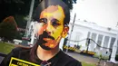 Jaringan Solidaritas Korban untuk Keadilan dan penggiat HAM mengenakan topeng Munir di depan Istana Negara, (4/9/14). (Liputan6.com/Faizal Fanani)