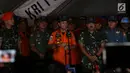 Kabasarnas Marsekal Madya M Syaugi bersama Panglima TNI Marsekal Hadi Tjahjanto memberi keterangan pers terkait perkembangan pencarian Lion Air JT 610 di Pelabuhan JICT 2 Tanjung Priok, Jakarta, Rabu (31/10). (Merdeka.com/Imam Buhori)