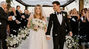 Taylor Lautner resmi menikahi sang kekasih, Taylor Dome pada 11 November 2022 lalu. Saat prosesi pemberkatan terlihat keduanya begitu bahagia dengan dihadiri tamu undangan yang memakai busana dengan tema hitam. (Liputan6.com/IG/@samkoma.world)