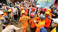 Korban longsor di Bogor kembali ditemukan. Dengan demikian, jumlah total korban longsor di Bogor sebanyak 4 orang. (Liputan6.com/Achamd Sudarno)
