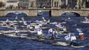 Penunggang jet ski berseragam Angkatan Laut dan memegang bendera Angkatan Laut Soviet melintas di Sungai Fontanka pada Hari Kemenangan di St. Petersburg, Rusia, Minggu (9/5/2021). Parade militer ini untuk memperingati 76 tahun berakhirnya Perang Dunia II di Eropa. (AP Photo/Dmitri Lovetsky)