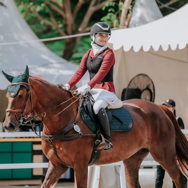 6 Gaya Stylish Aisha, Putri Irfan Hakim yang akan Tanding di PON 2024 sebagai Atlet Berkuda