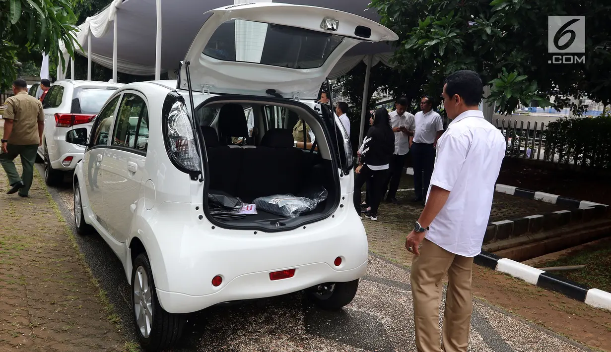 Tampilan belakang mobil listrik hibah dari Mitsubishi Motors kepada Kementerian Perindustrian (Kemenperin) di Jakarta, Senin (26/2). Mobil tersebut terdiri dari delapan unit Mitsubishi Outlander PHEV dan dua unit i-MiEV. (Liputan6.com/JohanTallo)