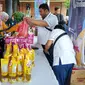 Sejumlah warga di Kabupaten Purwakarta saat antre untuk membeli minyak goreng dengan harga murah dalam kegiatan GPM. Foto (Liputan6.com/Asep Mulyana)