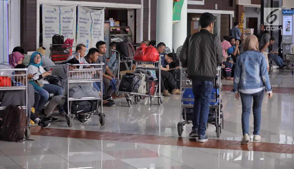 Sejumlah calon penumpang menunggu keberangkatan di Bandara Soekarno-Hatta Cengkareng, Banten, Jakarta (9/6). H-6 jelang lebaran, pada rekap penumpang kemarin, 8 Juni 2018, baik kedatangan dan keberangkatan mencapai 206.335. (Liputan6.com/Faizal Fanani)