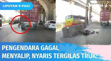 Detik-detik saat sebuah sepeda motor terjatuh dan tergilas truk kontainer di kawasan Koja, Jakarta Utara. Korban yang mencoba menyalip truk dari jalur kiri ngerem mendadak karena ada pembatas jalan dan kehilangan keseimbangan.