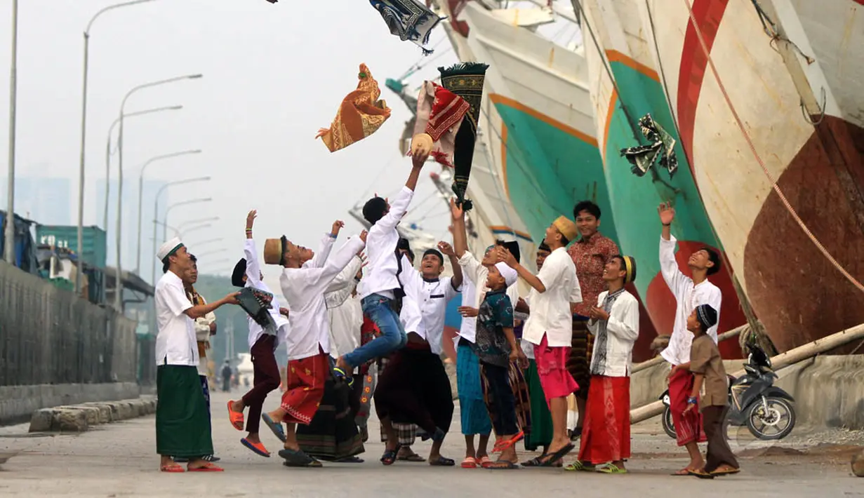 Umat Muslim merayakan Idul Fitri 1435 H di Pelabuhan Sunda Kelapa, Jakarta, Senin (28/7/14). (Liputan6.com/Miftahul Hayat)