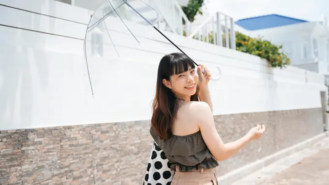 perempuan bahagia menemukan kehidupan baru setelah bercerai