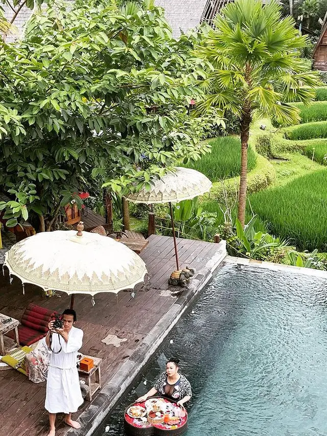 6 Momen Liburan Ajun Perwira dan Jennifer Ipel Ini Romantis